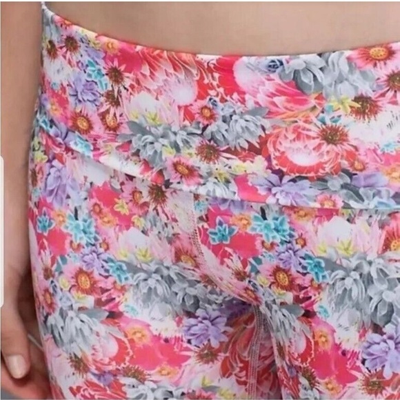 Lululemon Wunder under high rise crop - flowabunga print - size 6 - Picture 4 of 9